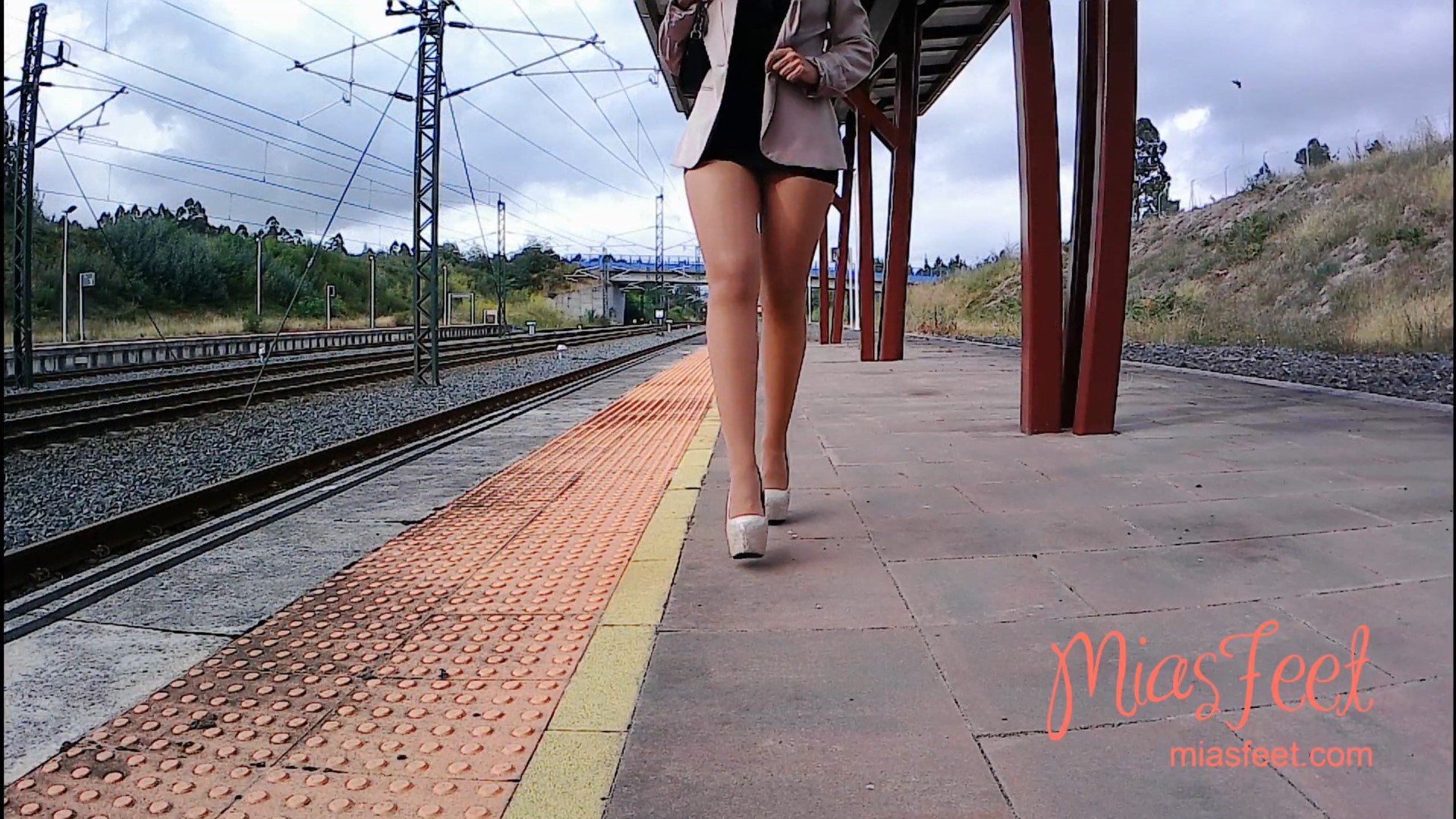 Walking around with high heels and pantyhose