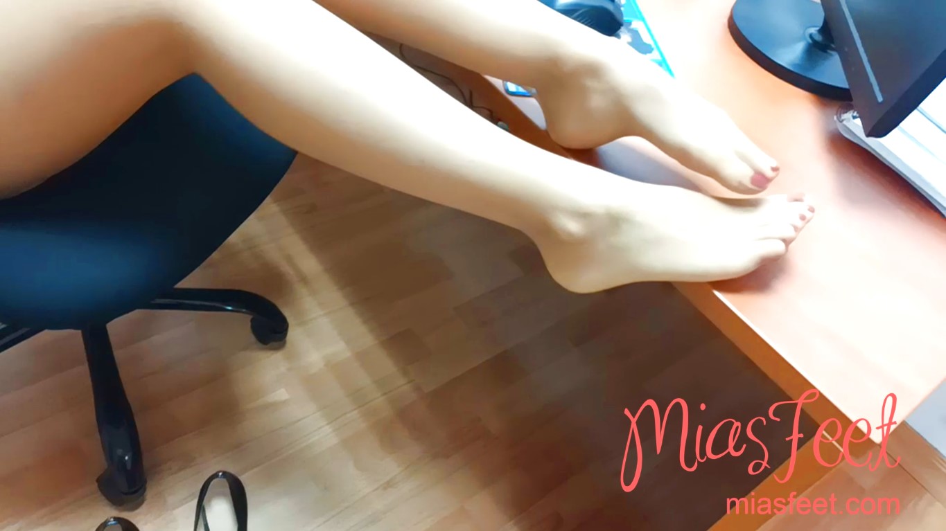 Close up to secretary feet in sheer nylon